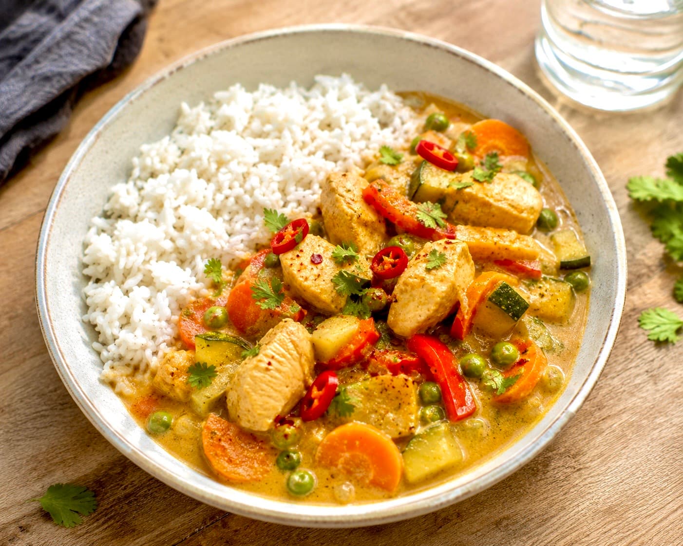 Curry de poulet aux légumes et riz basmati dans un bol