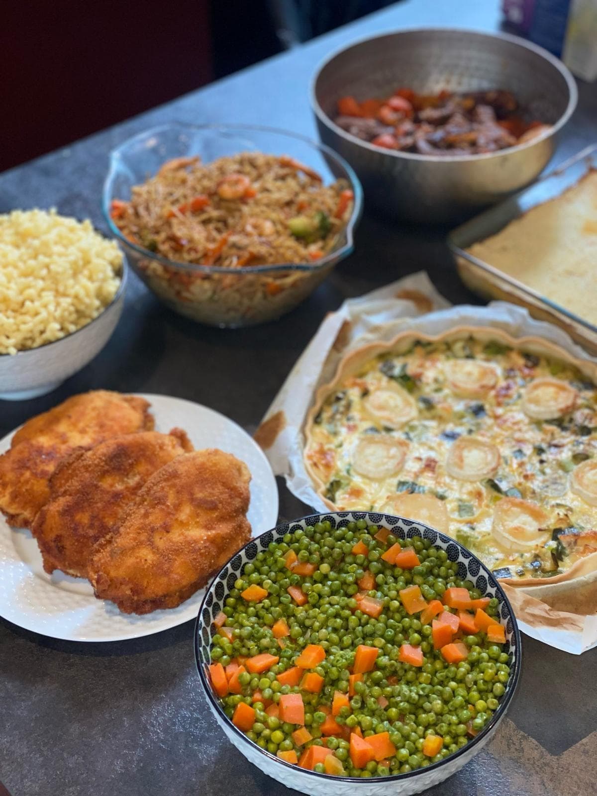 Assortiment de dîners : cordon bleu, nouilles sautées aux crevettes, quiche épinard-chèvre et hachis parmentier