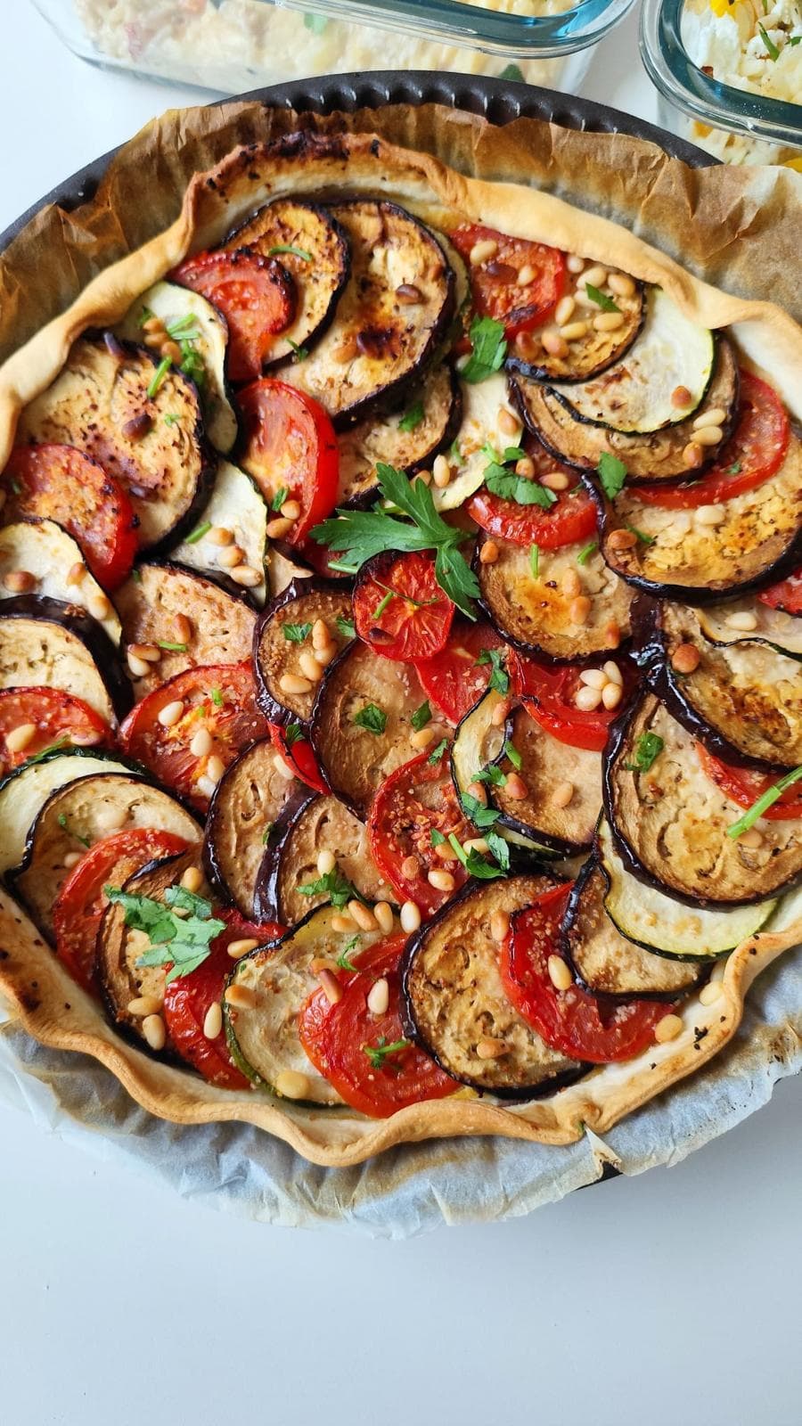 Tarte aux légumes maison : aubergine, courgette, tomate et pignons de pin