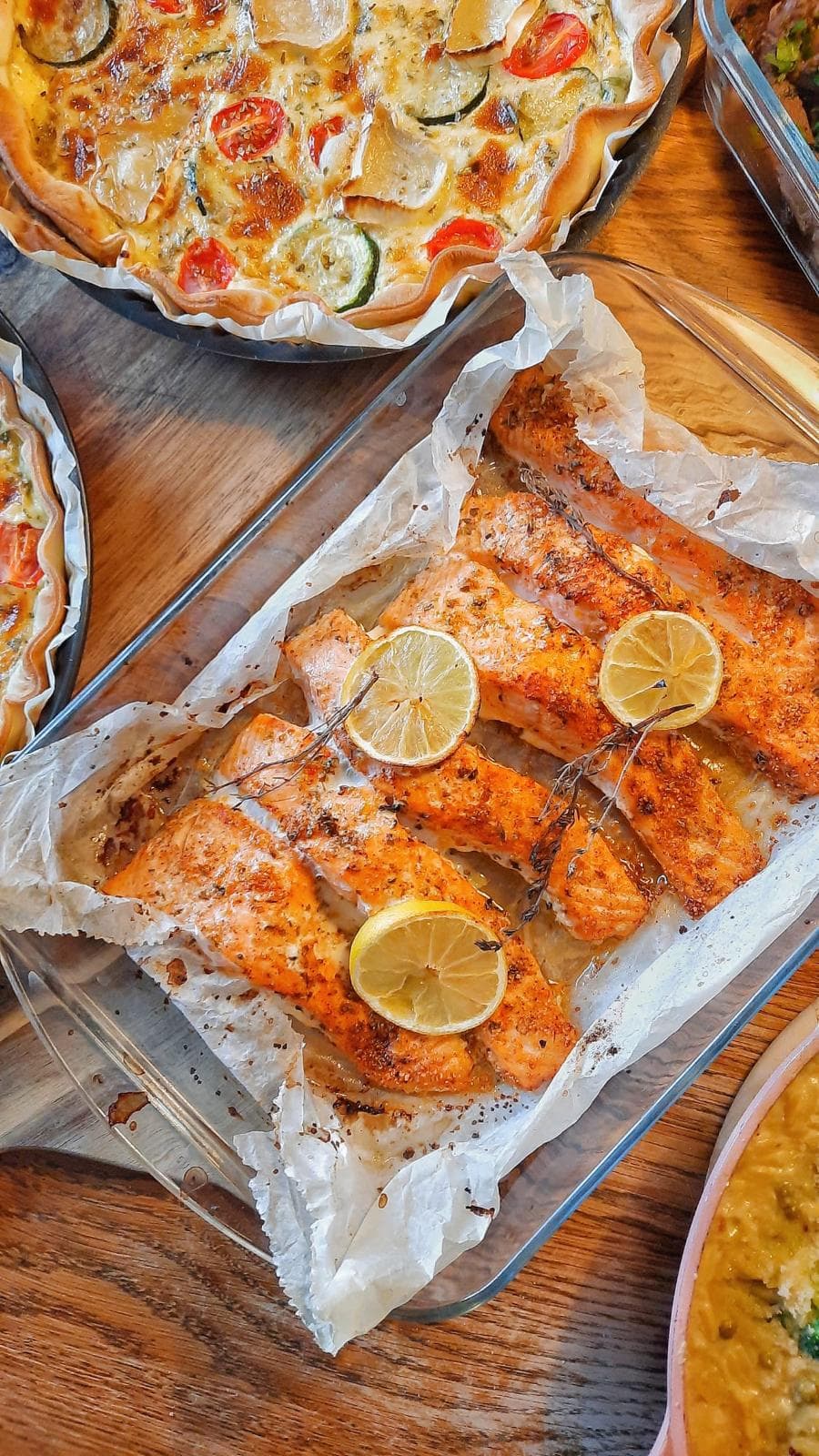 Pavés de saumon au citron et thym et quiche courgette-tomate, cuisinés sur place